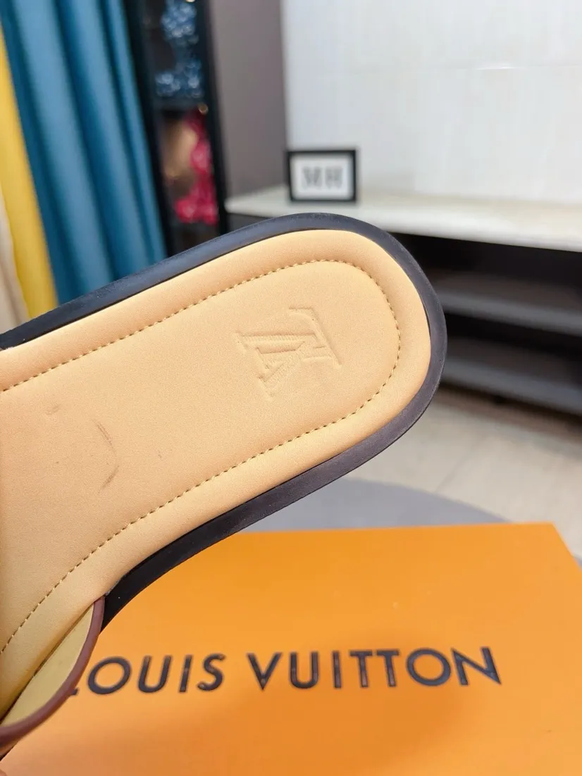 Men's men's shoes 💰360🌸🌸LV medium men's spring and summer slippers counter synchronization. The uppers are imported from Italy with open edge beads and color-changing logo graphics. High-quality craftsmanship. Soles: Original soles specially provided by the original factory. Exclusive molded soles are super comfortable. Original factory single goods. 🔍🔍High quality. You can enter and exit the counter at will. Welcome to compare. Size 38-45
